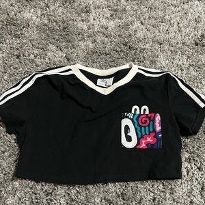 Small adidas T-Shirt crop. Used it 2X.
